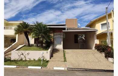 Imagem: A casa possui 3 Dormitórios, 4 Banheiros, 2 Vagas na garagem