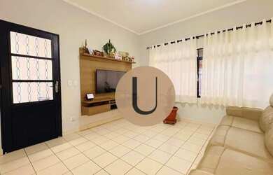 Imagem: A casa possui 4 Dormitórios, 4 Banheiros, 2 Vagas na garagem