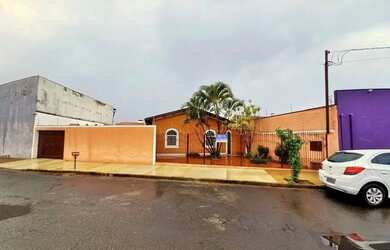 Imagem: A casa possui 3 Dormitórios, 3 Banheiros, 3 Vagas na garagem