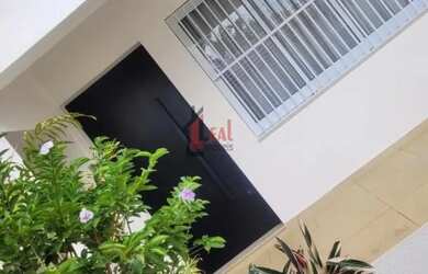 Imagem: A casa possui 3 Dormitórios, 2 Banheiros, 2 Vagas na garagem