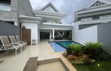 Imagem: A casa em condomínio possui 5 Dormitórios, 5 Banheiros, 2