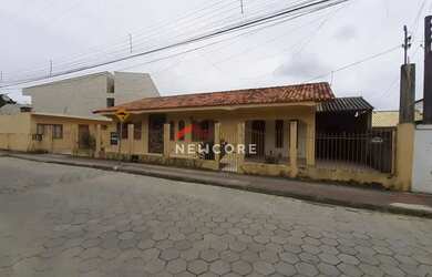 Imagem: A casa possui 4 Dormitórios, 3 Banheiros, 1 Vaga na garagem