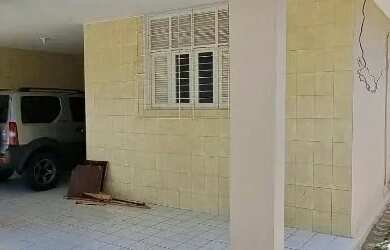 Imagem: A casa possui 3 Dormitórios, 3 Banheiros, 2 Vagas na garagem