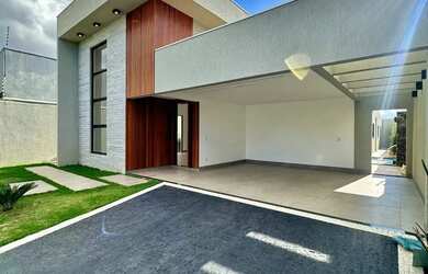 Imagem: A casa possui 4 Dormitórios, 5 Banheiros, 4 Vagas na garagem