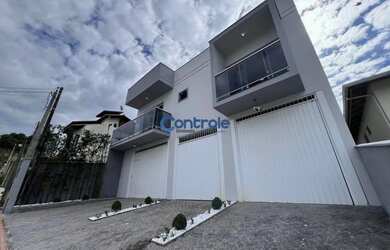 Imagem: A casa possui 3 Dormitórios, 3 Banheiros, 5 Vagas na garagem