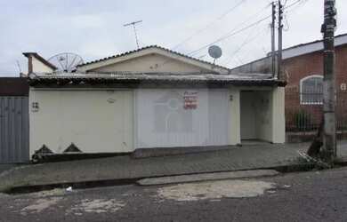 Imagem: A casa possui 3 Dormitórios, 1 Banheiro, 2 Vagas na garagem
