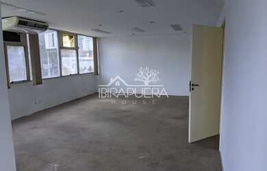 Imagem: O depósito possui 2 Vagas na garagem e 160m² de Área e está