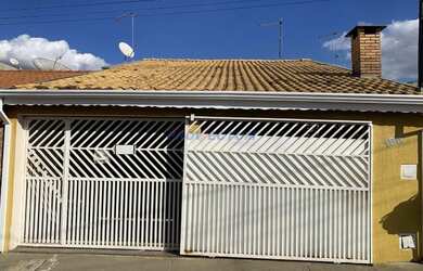 Imagem: A casa à venda possui 2 Dormitórios, 2 Banheiros, 2 Vagas