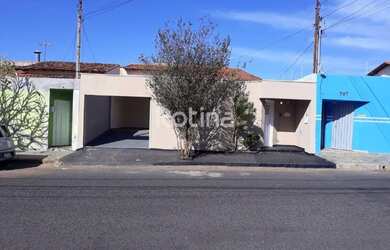 Imagem: A casa possui 3 Dormitórios, 1 Banheiro, 3 Vagas na garagem