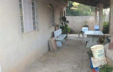 Imagem: A casa possui 4 Dormitórios, 1 Banheiro, 5 Vagas na garagem