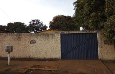 Imagem: A casa possui 3 Dormitórios, 1 Banheiro, 1 Vaga na garagem