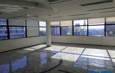 Imagem: O depósito possui 3 Vagas na garagem e 210m² de Área e está