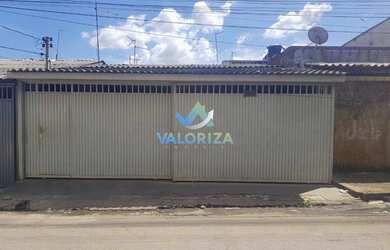 Imagem: A casa possui 2 Dormitórios, 1 Banheiro, 2 Vagas na garagem