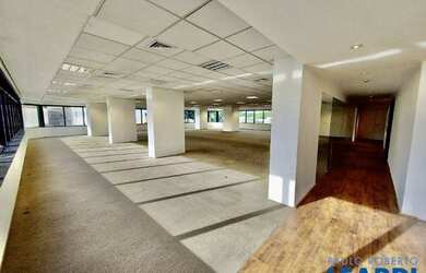 Imagem: O depósito possui 4 Vagas na garagem, 445m² de Área e está