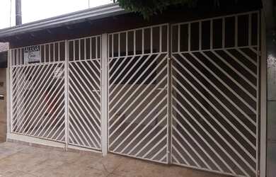 Imagem: A casa possui 3 Dormitórios, 1 Banheiro e 1 Vaga na garagem