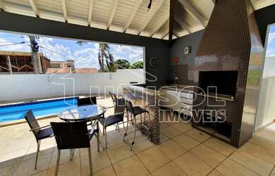 Imagem: A casa possui 3 Dormitórios, 5 Banheiros, 3 Vagas na garagem