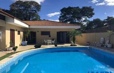 Imagem: A casa possui 3 Dormitórios, 4 Banheiros, 5 Vagas na garagem