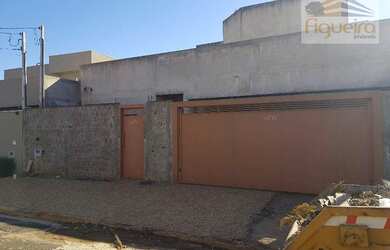 Imagem: A casa possui 4 Dormitórios, 2 Banheiros, 3 Vagas na garagem