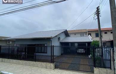 Imagem: A casa possui 3 Dormitórios, 3 Banheiros, 5 Vagas na garagem