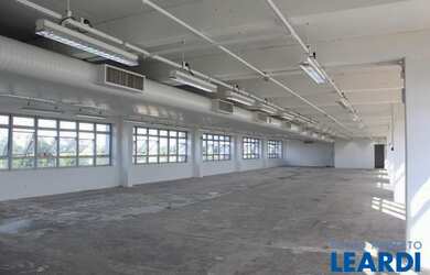 Imagem: O depósito possui 5 Vagas na garagem, 674m² de Área e está