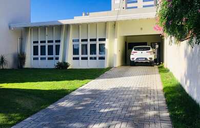 Imagem: A casa possui 4 Dormitórios, 3 Banheiros, 3 Vagas na garagem