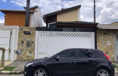 Imagem: A casa possui 4 Dormitórios, 5 Banheiros, 2 Vagas na garagem