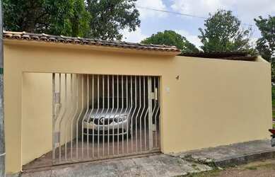 Imagem: A casa possui 3 Dormitórios, 2 Banheiros, 2 Vagas na garagem