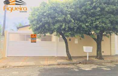 Imagem: A casa possui 3 Dormitórios, 2 Banheiros, 5 Vagas na garagem