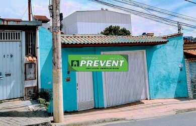 Imagem: A casa possui 4 Dormitórios, 2 Banheiros, 5 Vagas na garagem