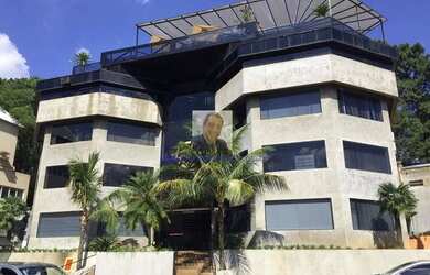 Imagem: O depósito possui 5 Vagas na garagem, 311m² de Área e está