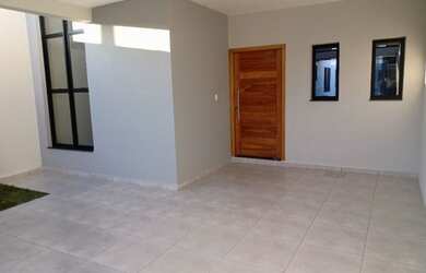 Imagem: A casa possui 3 Dormitórios, 4 Banheiros, 2 Vagas na garagem