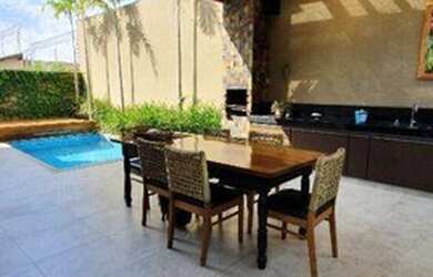 Imagem: A casa possui 4 Dormitórios, 3 Banheiros, 4 Vagas na garagem