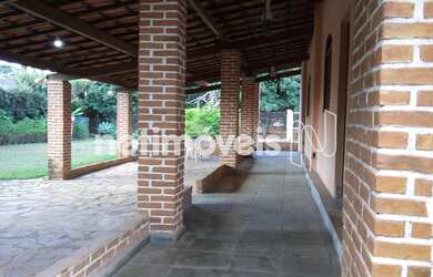 Imagem: A casa possui 3 Dormitórios, 2 Banheiros, 5 Vagas na garagem