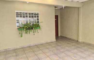 Imagem: A casa possui 3 Dormitórios, 2 Banheiros, 2 Vagas na garagem