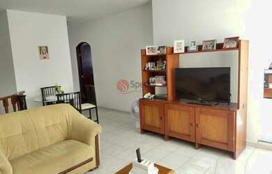 Imagem: A casa possui 4 Dormitórios, 3 Banheiros, 5 Vagas na garagem