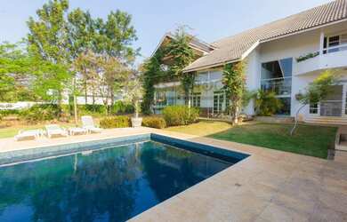 Imagem: A casa em condomínio possui 5 Dormitórios, 5 Banheiros, 1.000m²