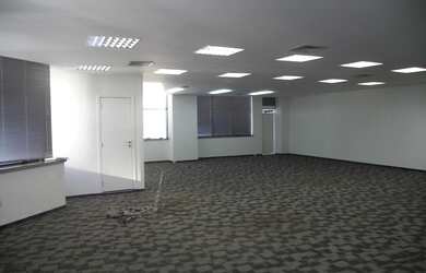 Imagem: O depósito possui 4 Vagas na garagem, 188m² de Área e está