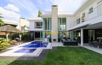 Imagem: A casa possui 5 Dormitórios, 5 Banheiros, 4 Vagas na garagem