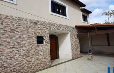 Imagem: A casa possui 3 Dormitórios, 4 Banheiros, 5 Vagas na garagem