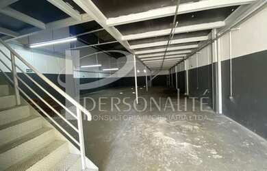 Imagem: O depósito possui 4 Vagas na garagem, 550m² de Área e está