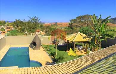 Imagem: A casa possui 3 Dormitórios, 4 Banheiros, 435m² de Área e