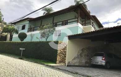 Imagem: A casa possui 4 Dormitórios, 3 Banheiros, 2 Vagas na garagem