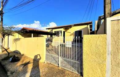 Imagem: A casa possui 4 Dormitórios, 2 Banheiros, 3 Vagas na garagem