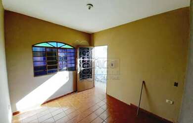 Imagem: A casa possui 3 Dormitórios, 2 Banheiros, 1 Vaga na garagem