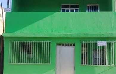 Imagem: A casa possui 1 Dormitório, 2 Banheiros e 1 Vaga na garagem