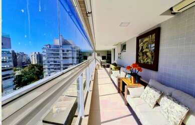 Imagem: O apartamento possui 3 Dormitórios, 1 Banheiro, 2 Vagas na