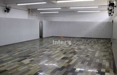 Imagem: O depósito possui 4 Vagas na garagem, 552m² de Área e está