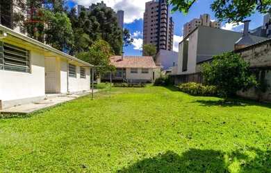 Imagem: O terreno possui 1.230m² de Área e está localizado em Bacacheri