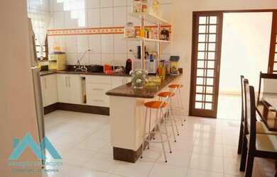 Imagem: A casa possui 3 Dormitórios, 3 Banheiros e 289m² de Área