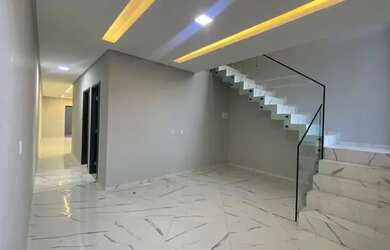 Imagem: A casa possui 3 Dormitórios, 1 Banheiro, 2 Vagas na garagem